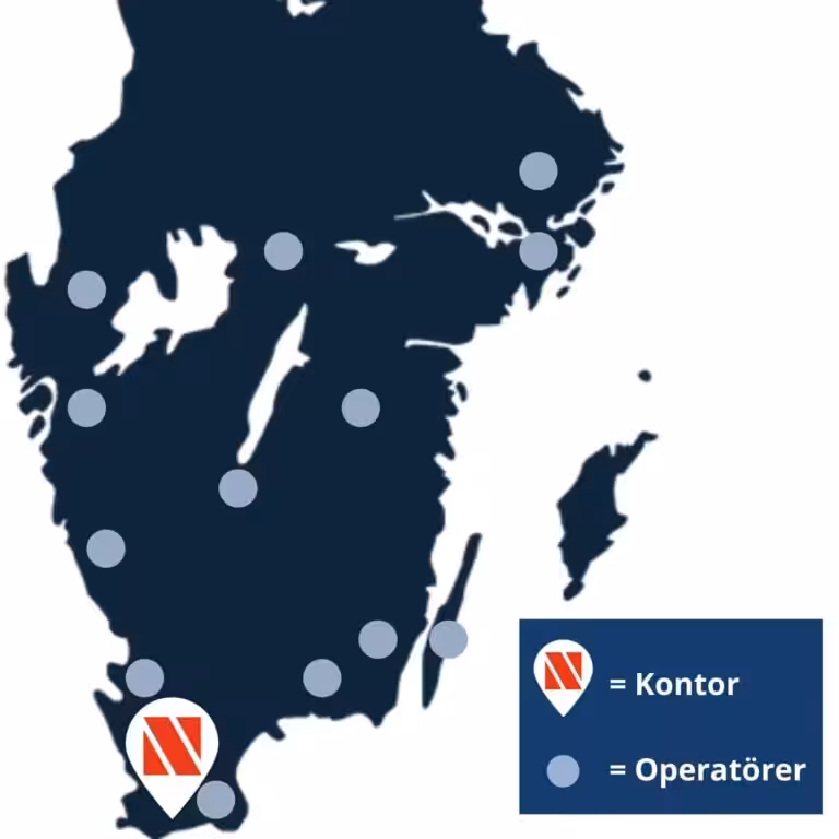 Mörkblå karta över södra Sverige med flera ljusblå cirklar som markörer, en vit platsnål med Nanostone-logotyp och en legend till höger som förklarar kontor och operatörer. Bilden visar Nanostone och symboliserar företaget samt tjänsterna altantvätt, stentvätt och takbehandling i olika regioner.