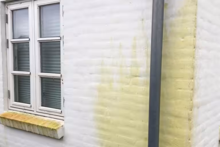 Fläckar på fasad