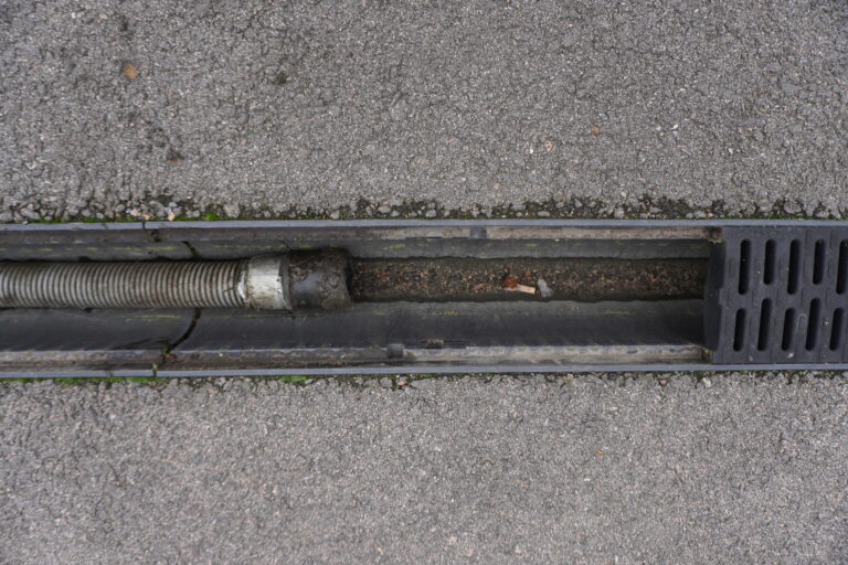 Rensning av markrännor