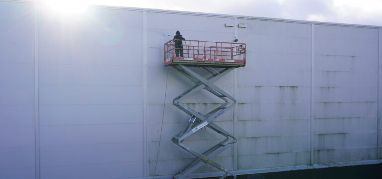 Ta bort alger från fasad