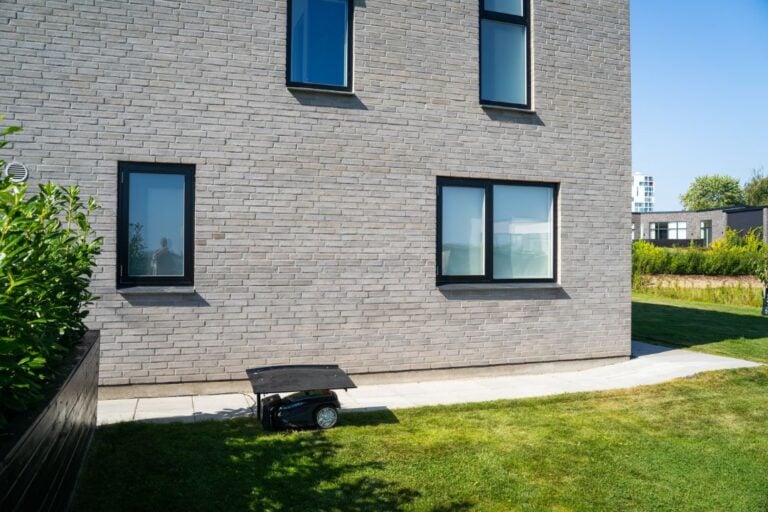 Ren husfasad med transparent impregnering som skyddar mot fukt och påväxt